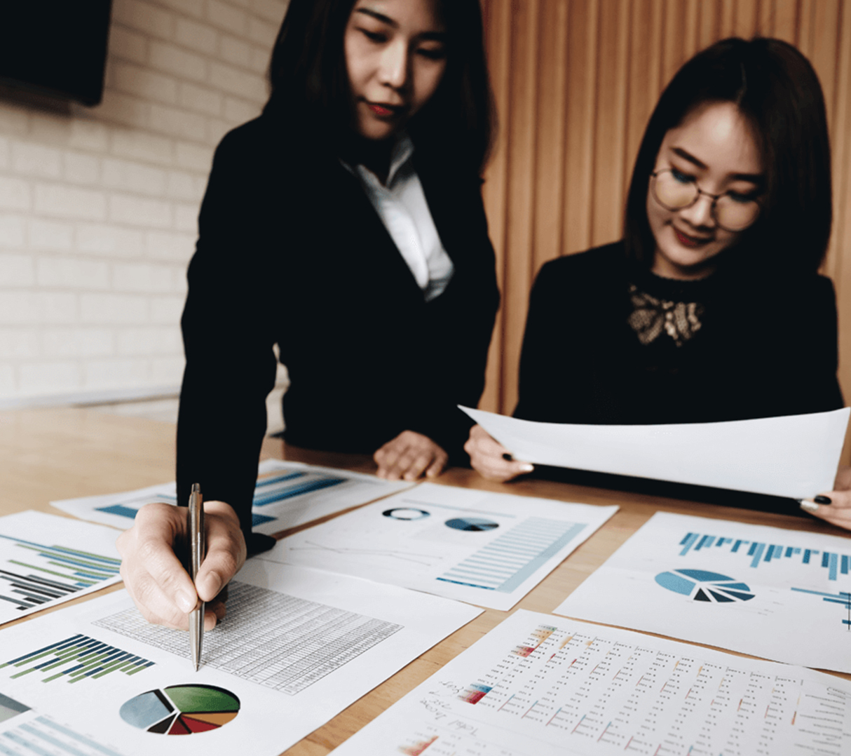 woman in meeting woman in meeting